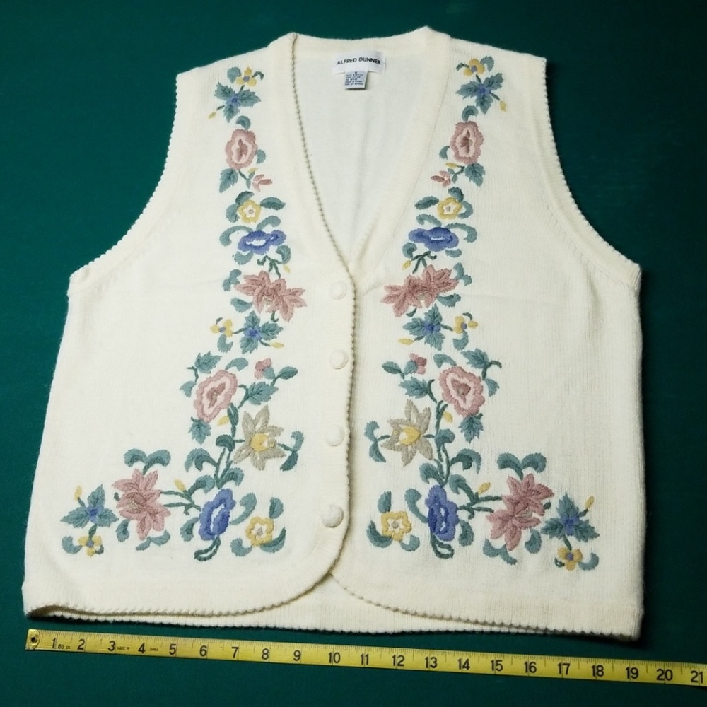Sleeveless cardigan Sweater vest